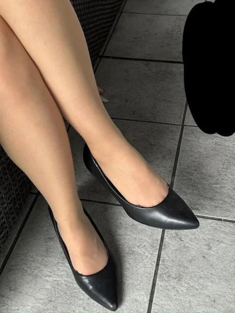 目鼻立ちくっきりOLさん王道の黒パンプスとナチュストパンスト足裏とつま先-3