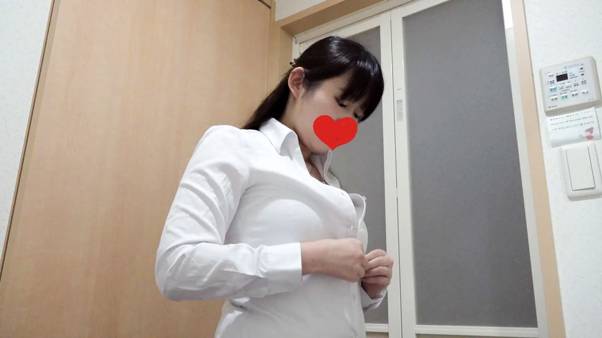 【民泊着替え】SSS級！垂れ巨乳人妻OLさん♡/出張中OLさんの黒乳首♡/230-231人目-1