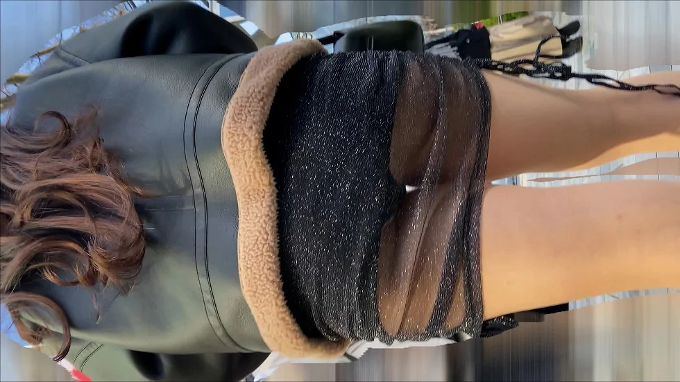 シースルーのスカートのインナーがズレ上がり、パンティーとお尻が見えてますよ(/ω＼)