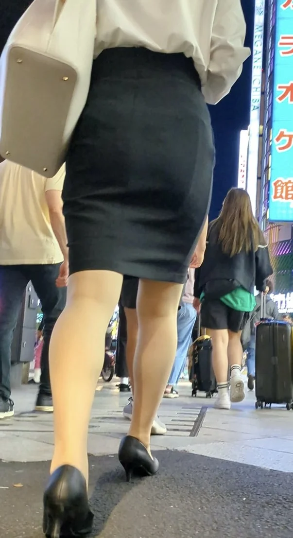 【388】夜のタイトスカートOLさんのほぼ生脚な美脚に接近！(前編)-1