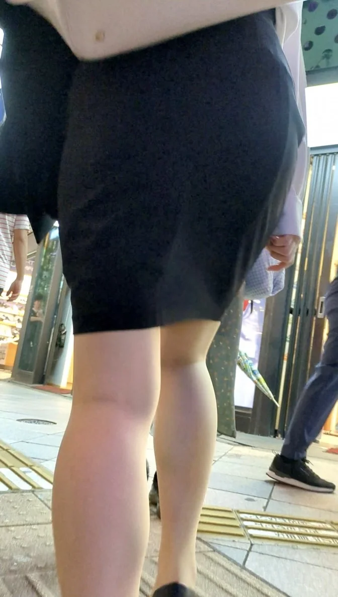 【388】夜のタイトスカートOLさんのほぼ生脚な美脚に接近！(前編)-2