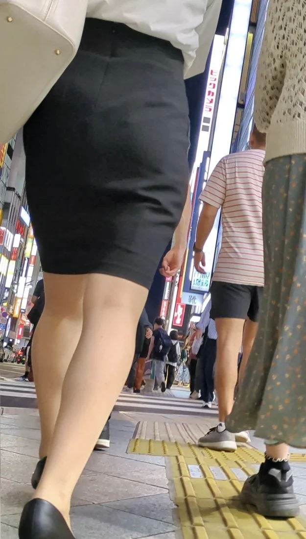 【388】夜のタイトスカートOLさんのほぼ生脚な美脚に接近！(前編)-4