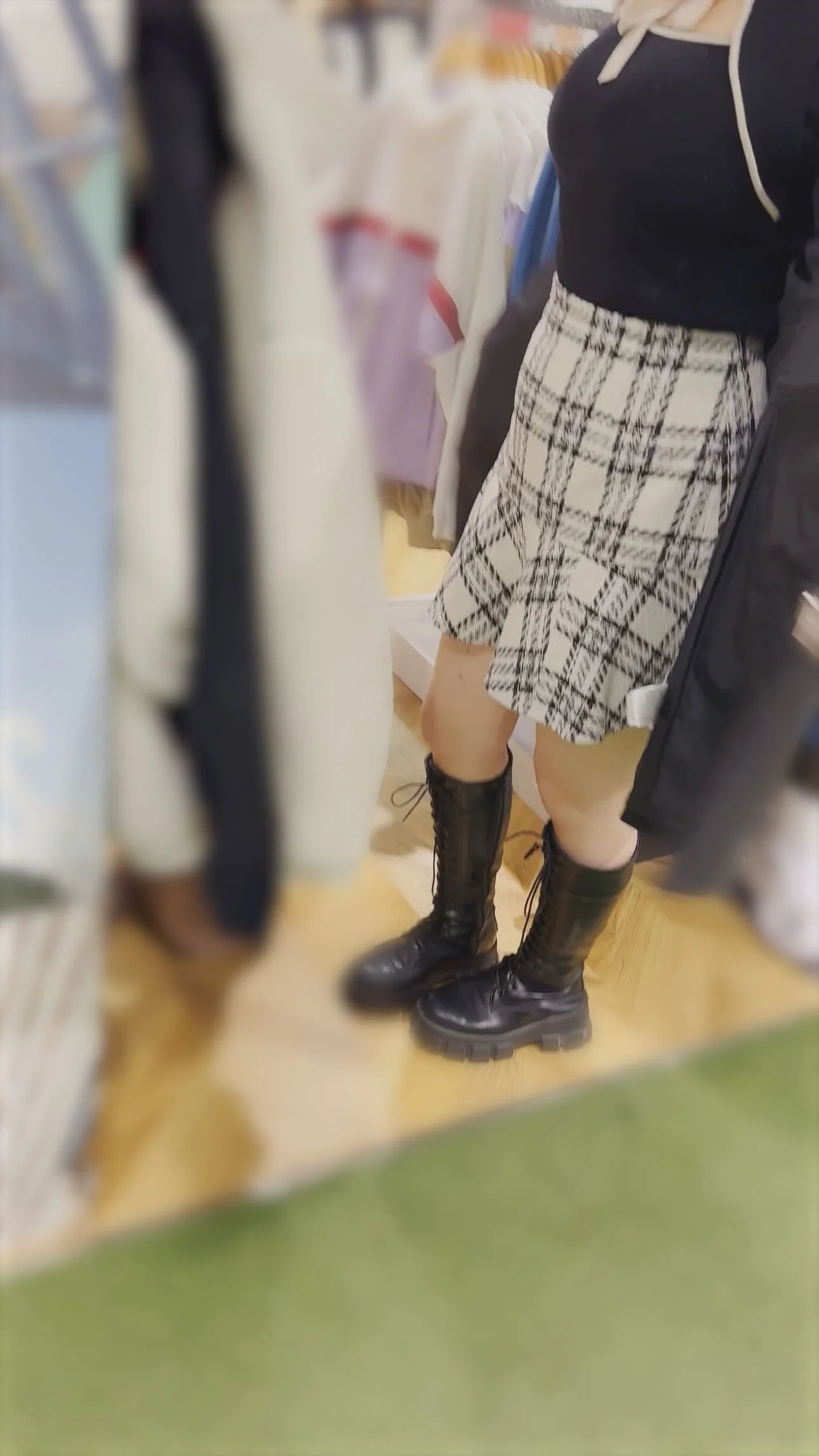 【カクシドリFile.1２】駅チカで見つけたムチムチ肉感の巨乳清楚美女のリアル買い物を盗撮パシャリ。-2