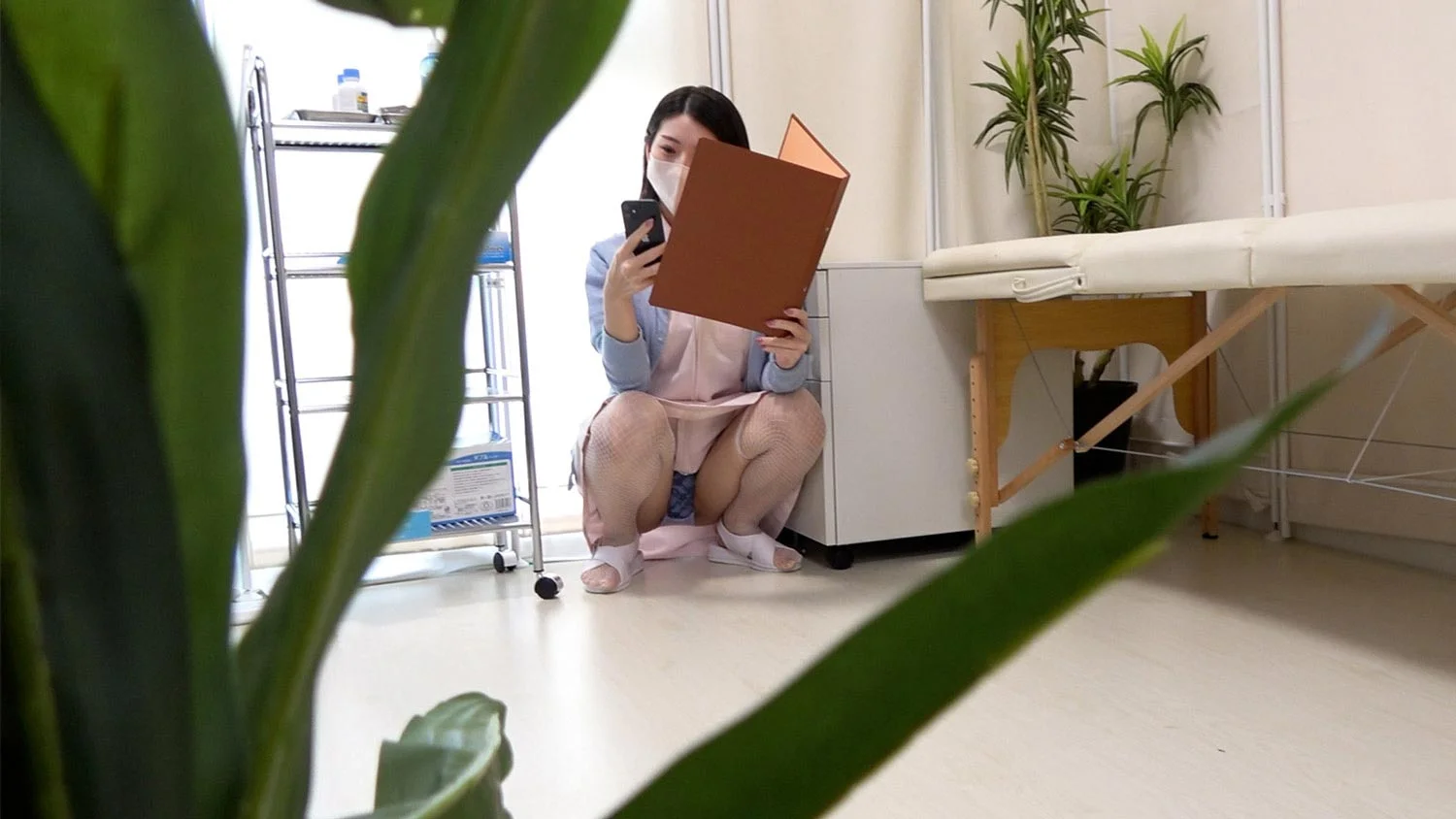 【パンチラ】美人ナース掃除中の股下を激写-1