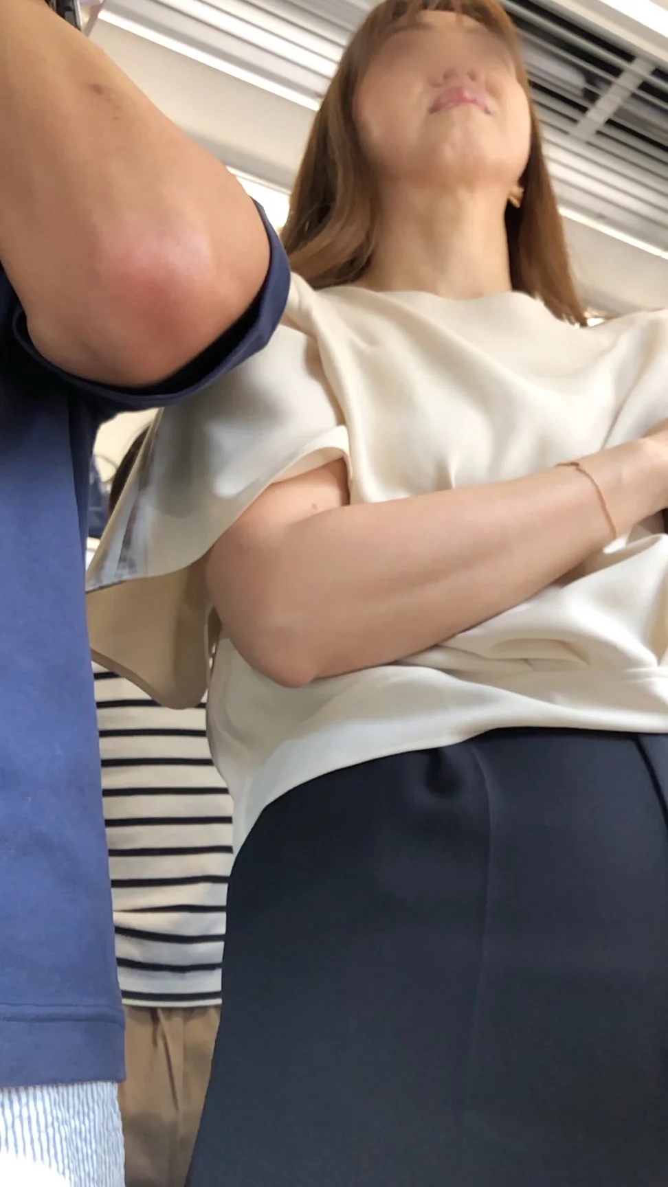 【下からの眺め83】人妻風の色気溢れるＯＬのＥカップを下から観察！！-2