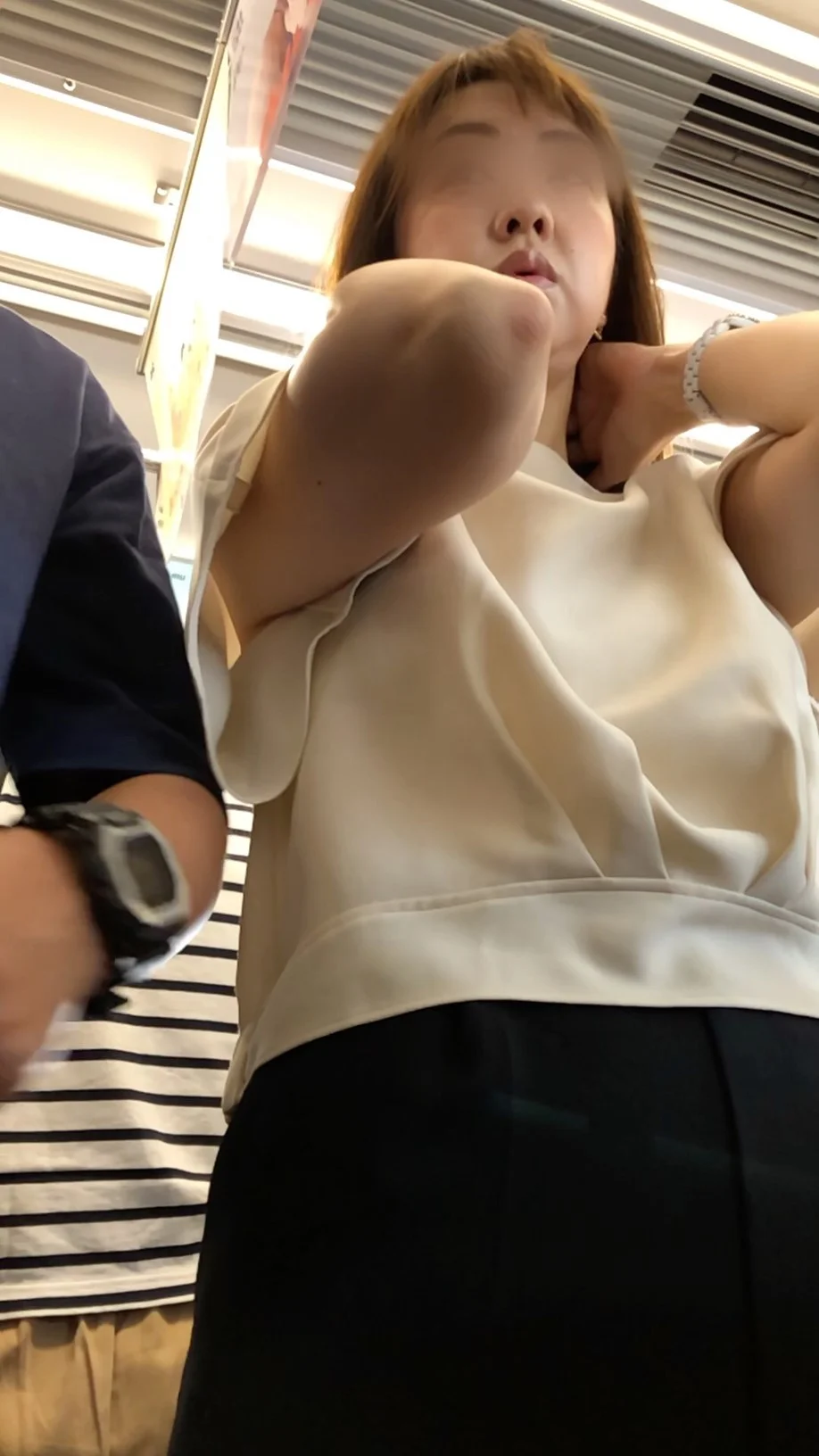 【下からの眺め83】人妻風の色気溢れるＯＬのＥカップを下から観察！！-6