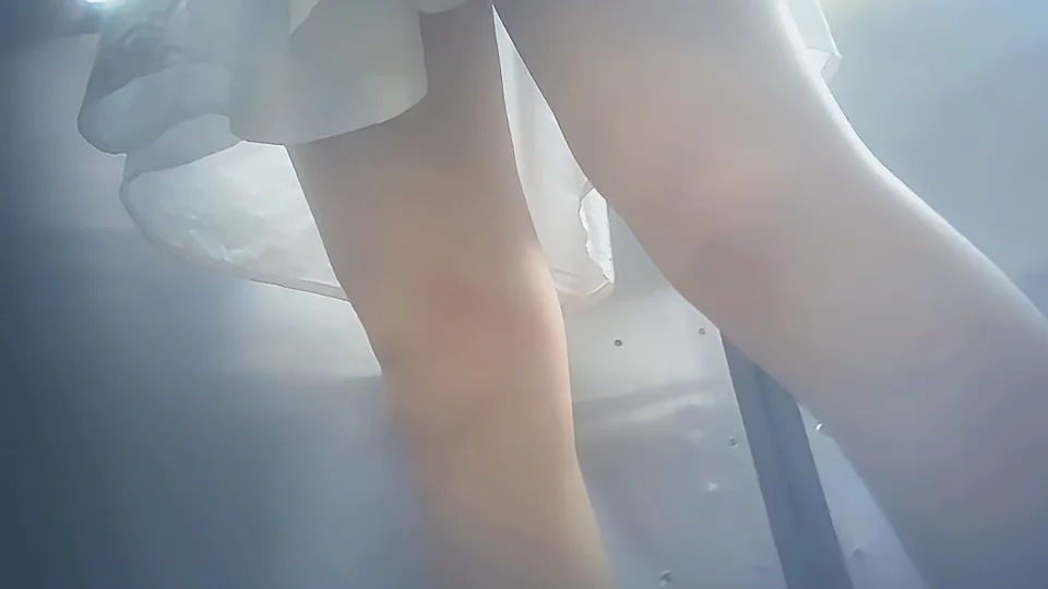 ガーリーなゆるふわワンピ女子ローアングルウォッチング-1