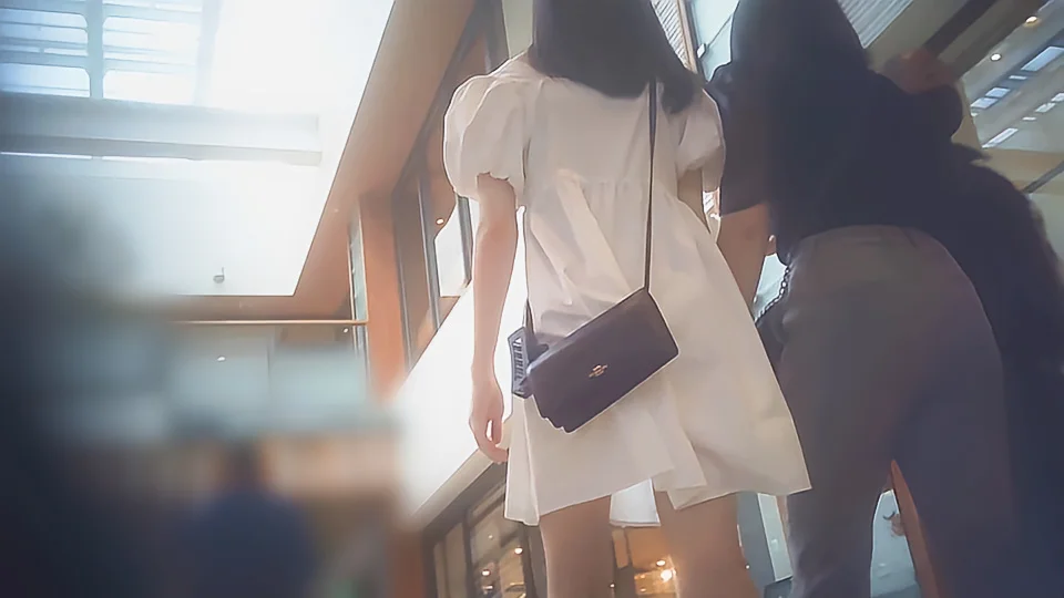 ガーリーなゆるふわワンピ女子ローアングルウォッチング-6