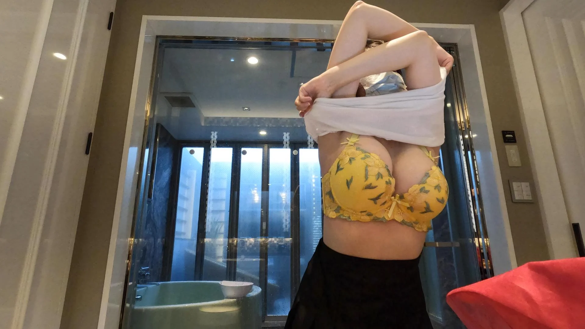 【新コスプレイヤー盗撮③】～後藤ひ〇り爆乳レイヤーさんをラブホで個撮～-1