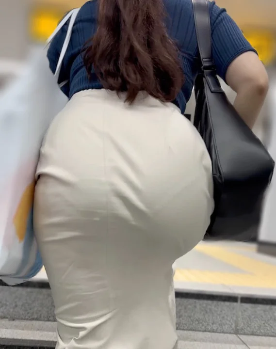 【再販】《４K・高画質》 No.1113「圧倒的重厚感！動く度にブルッブル揺れ動く外人級爆尻の可愛いOL」