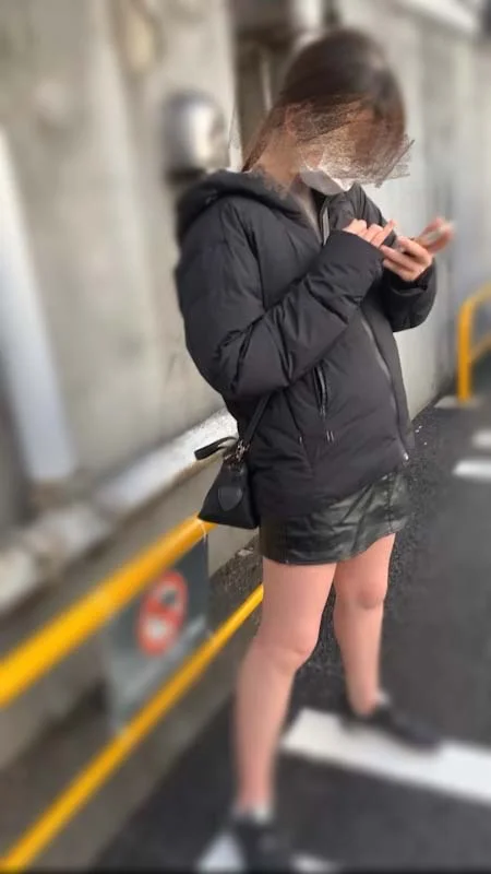 ガチ盗撮☆某公園でミニスカ生足でオジを誘う立ち女子を交渉のフリしてパンチラ撮影♡まさかのアンダー編