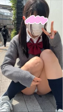 ブラ外し♡制服で胸ちら＆ぱんちら散歩♡帰りの電車で腰掴んで押し付けされちゃった-4