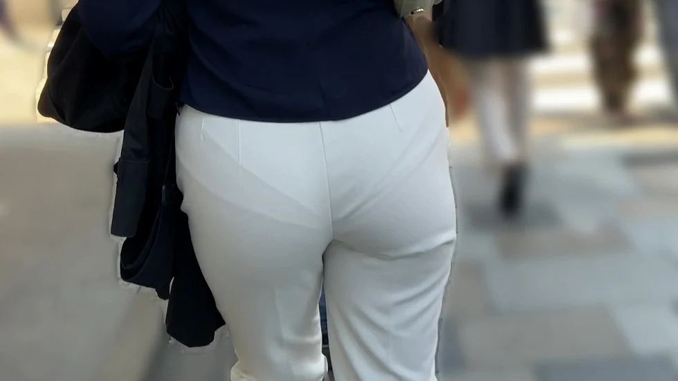 白パンからパンティーラインくっきりのOLさん(/ω＼)