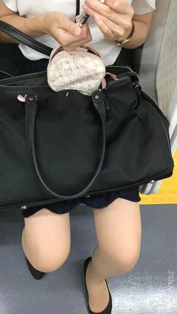 【再販】(電車対面）(顔出し)きゅっと引き締まったパンストあんよを…終始惜しげもなくくぱぁ～っと緩めちゃう美人OLお姉さんを観察してみま-4