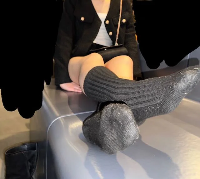 19歳JDさんパート２ブーツと発酵黒ハイソックス足裏-1