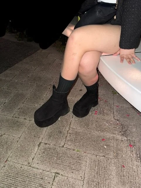 19歳JDさんパート２ブーツと発酵黒ハイソックス足裏-3