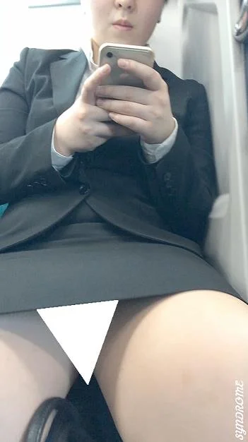(電車対面）(顔出し)スカートの丈は長め…でも…下からのぞき込んでみると…想像した以上にエロい感じでお股が緩んでいたリクスー女子