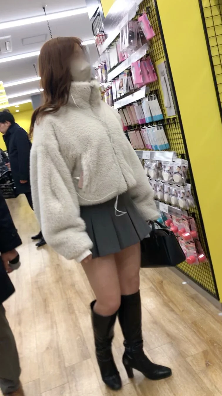 【お買い物中の眺め95】スタイル抜群の巻き髪ギャルを店内で追い回し！