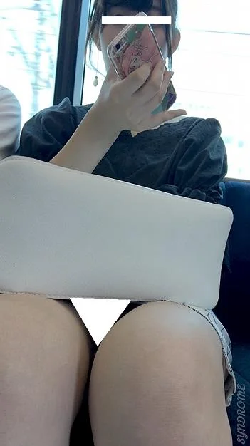 (電車対面）(顔出し)お行儀よくお膝の上に鞄を置くも…ガードしきれず…えちえちなタイトミニ▼を見せつけちゃう休日のOLお姉さんを-1