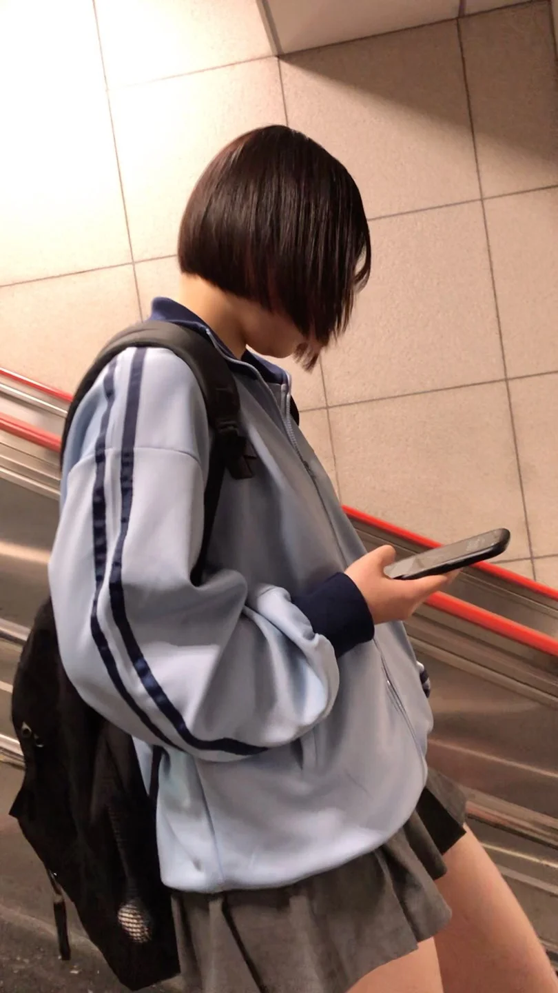 【横からの眺め332】長身ムチムチＪＤのミニスカ生足に大興奮！