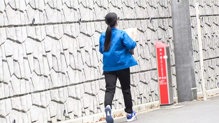 佐〇急便女性配達員 一生懸命仕事している姿が素敵だったので複数人で囲んでビヤクトランス性的いたずら もちろん膣内射精-2