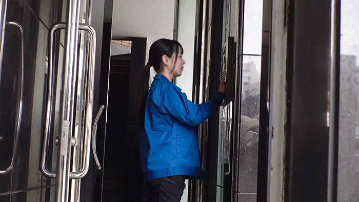 佐〇急便女性配達員 一生懸命仕事している姿が素敵だったので複数人で囲んでビヤクトランス性的いたずら もちろん膣内射精-4