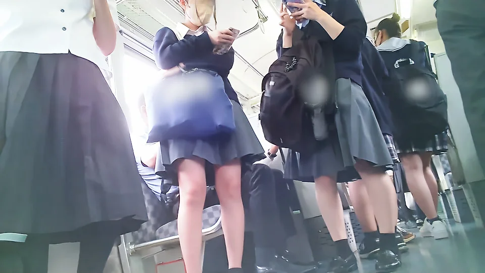 【卑劣】体調が悪くなった制服JKに背後からカメラが迫る