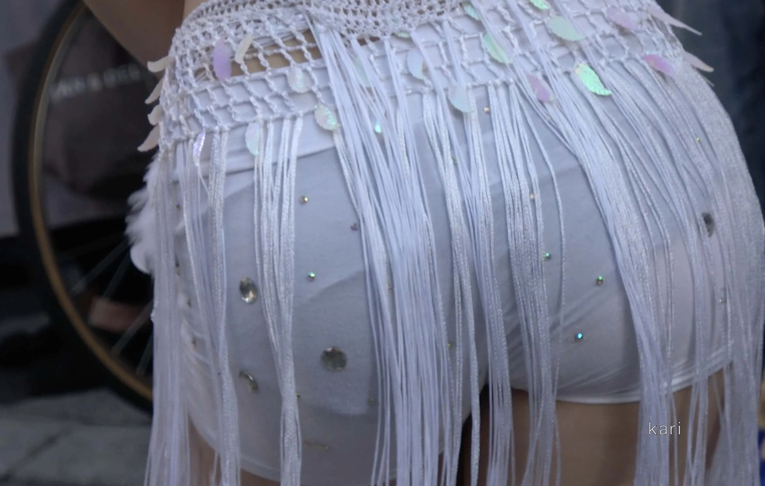 衣装の白色スパッツが透けスケの美少女ダンサー-3