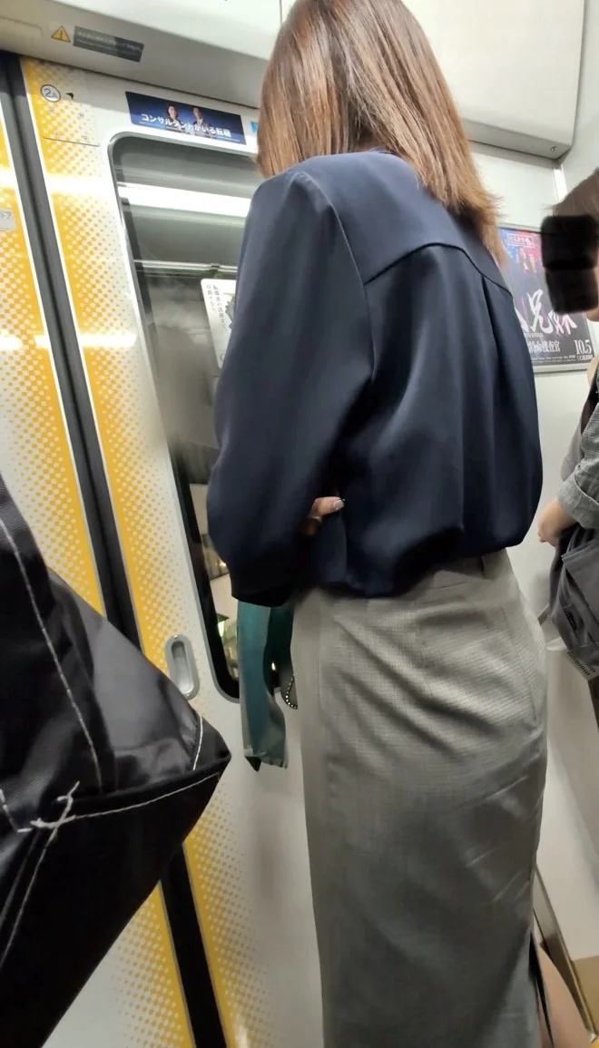 【455】スタイル抜群の美女OLさん、混み合う電車内での色気溢れる立ち姿！-4