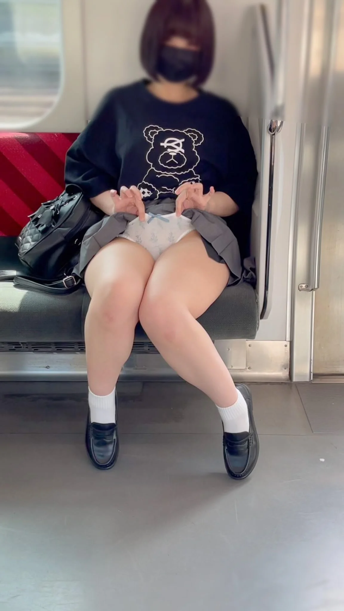 JK盗撮日記189　初めての電車での撮影！！元祖あ○ちゃん風激カワ童顔JKを電車内とトイレ内で盗撮【※完全主観34分超撮影】-2