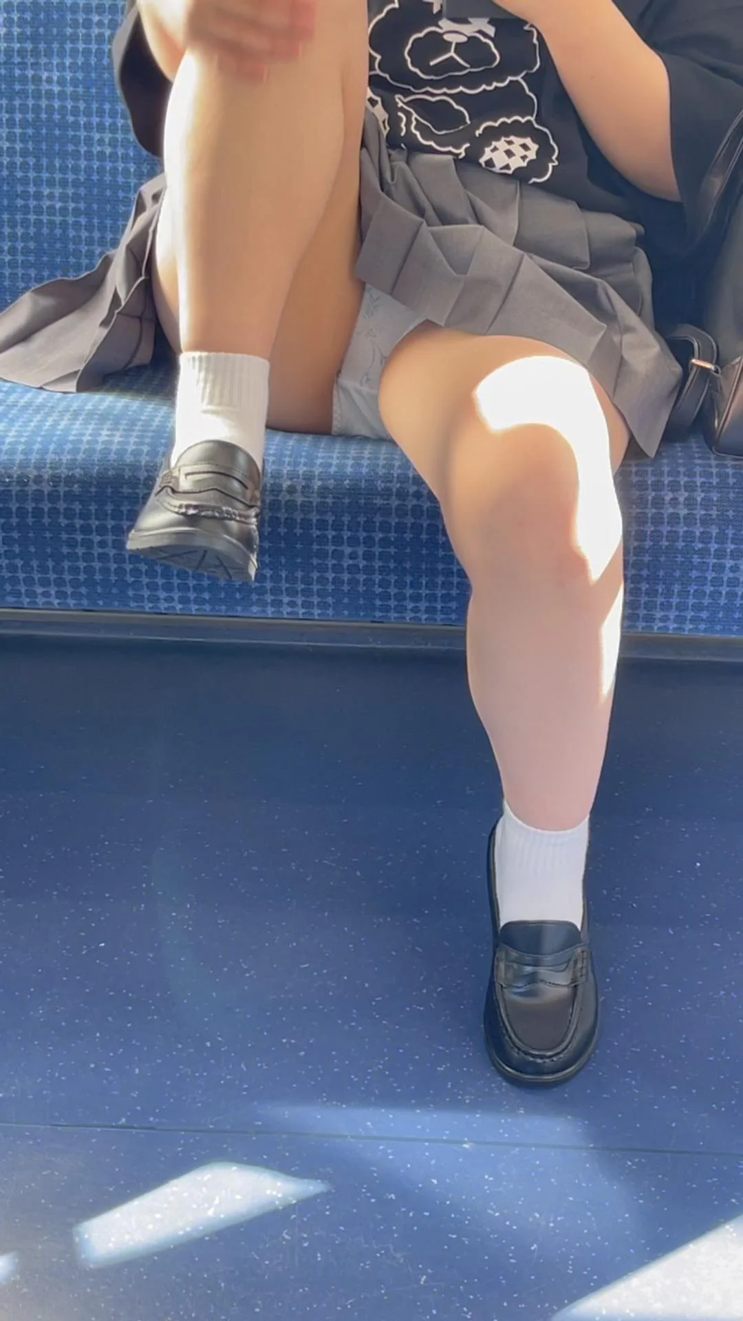 JK盗撮日記189　初めての電車での撮影！！元祖あ○ちゃん風激カワ童顔JKを電車内とトイレ内で盗撮【※完全主観34分超撮影】-4