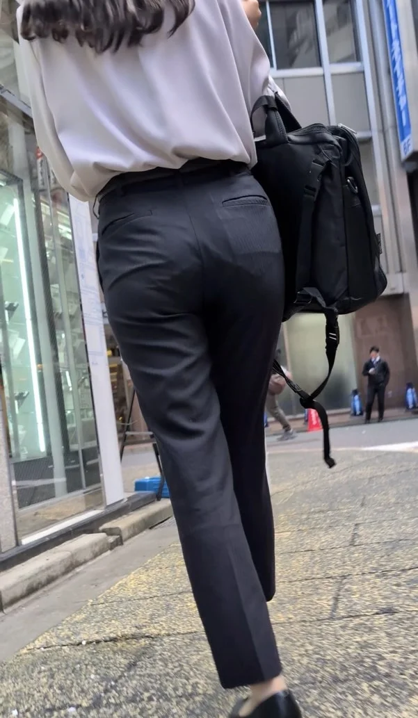 【456】腰に張り付くタイトパンツのステキOLさんに迫る2編！-4