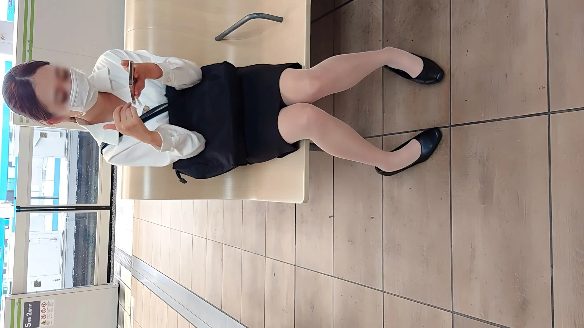 美人OLさんを粘着したら生パン見れました-3