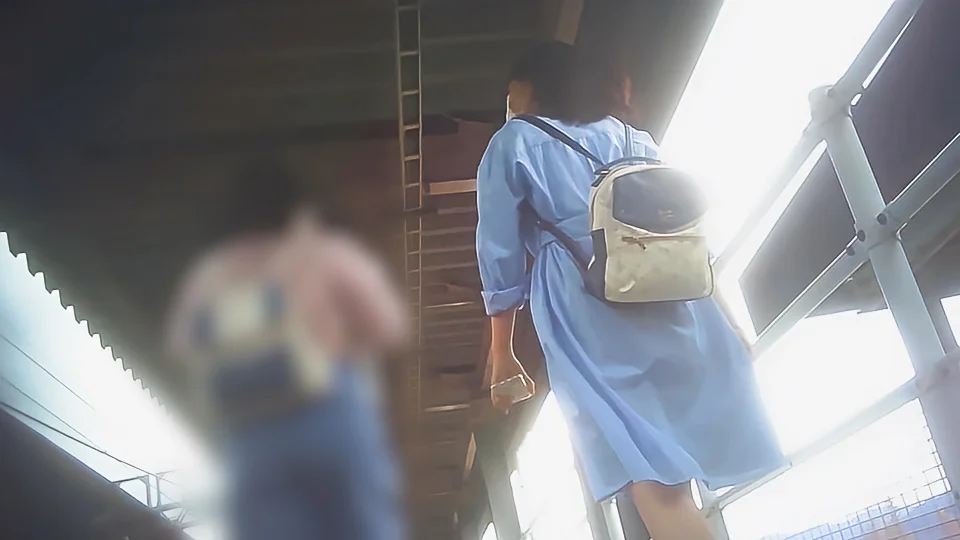 清純系爽やかワンピース娘を下からじっくりと眺める動画-1