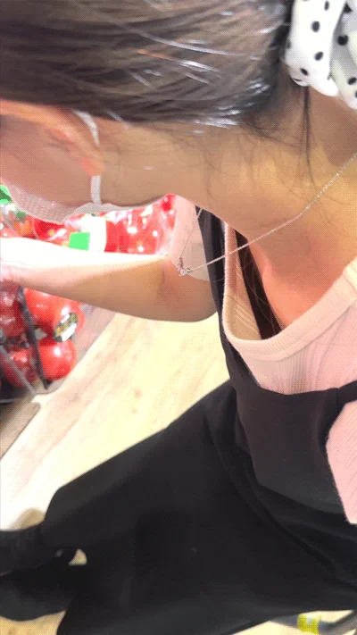 胸チラ動画06　ぷっくり乳首を激写！ママ友と発表会のショッピング！-1