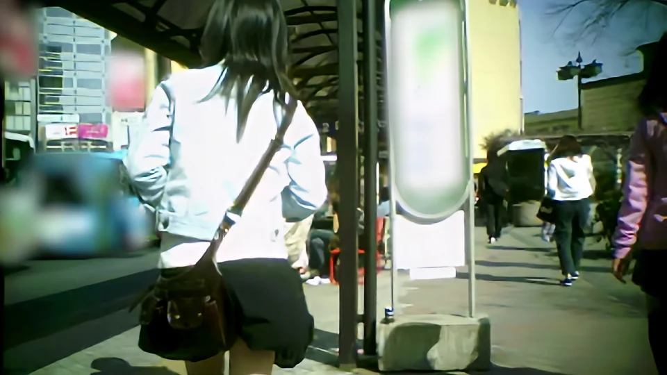 信号待ちと電車待ちの私服女子に不自然に背後から密着してみた-1
