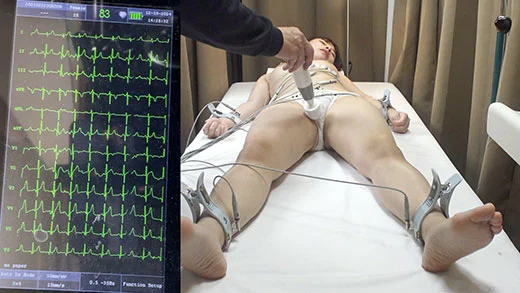 心電図検査室　あらがえない快感に脈が乱れる女性患者二名-2