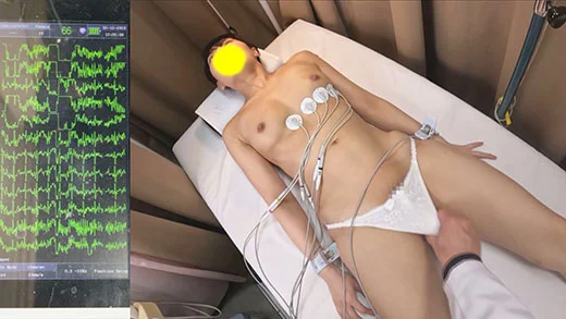 心電図検査室　あらがえない快感に脈が乱れる女性患者二名-4