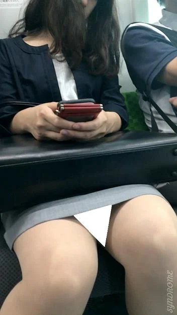 (電車対面）(顔出し）お疲れ度MAX…電車の心地良い揺れ…パンストふとももが緩んでくぱぁ…OLお姉