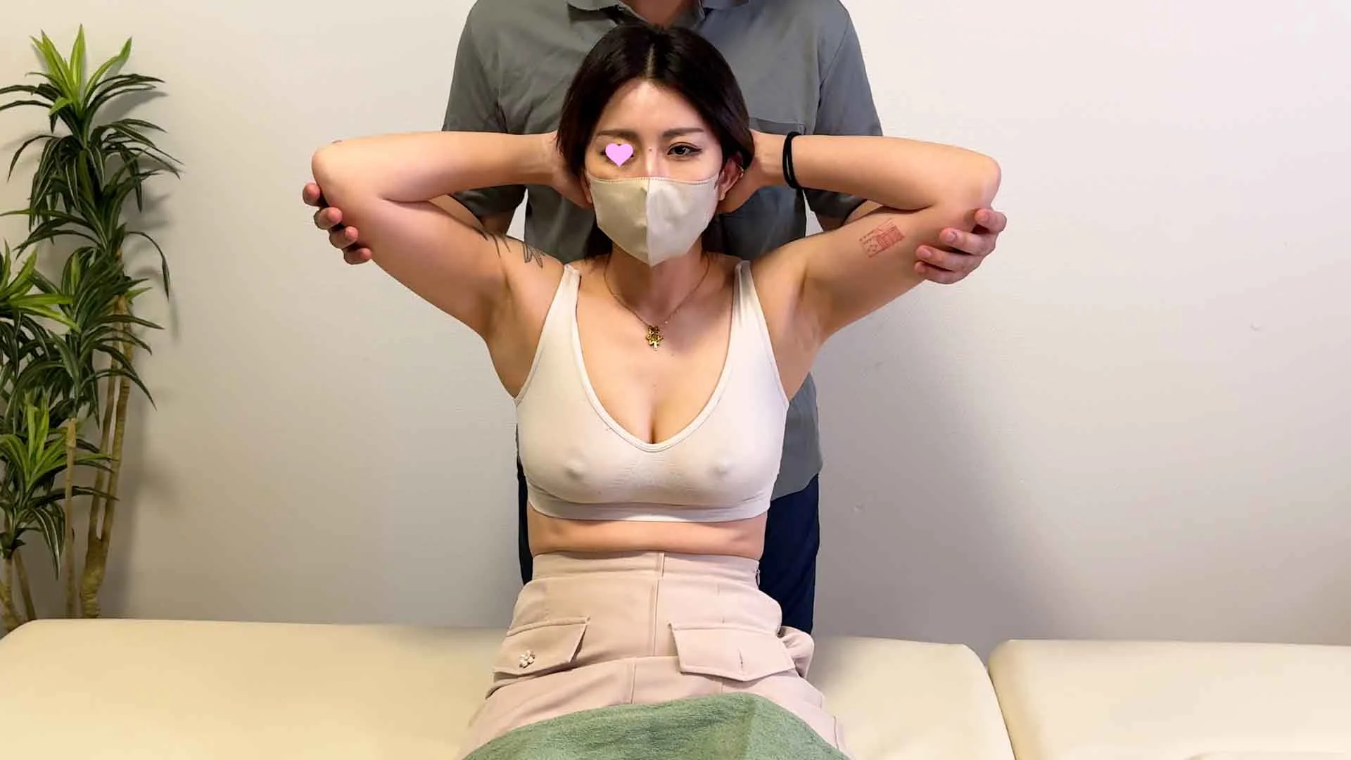 爆乳美人妻が絶頂♡性感マッサージで美巨乳揉みしだき乳首開発♡【素人/マッサージ】-1