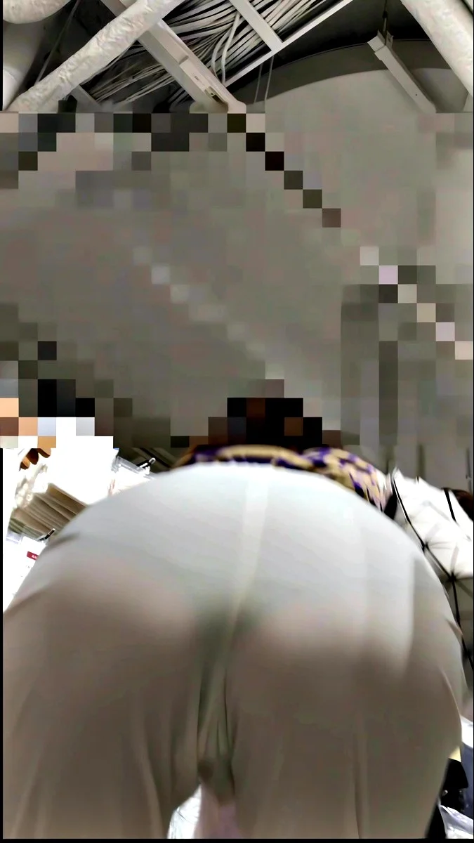 【再販】74ヤバいぐらいに透けた尻シリーズ③　鬼透けまくりの見上げ尻を粘着撮りしました編