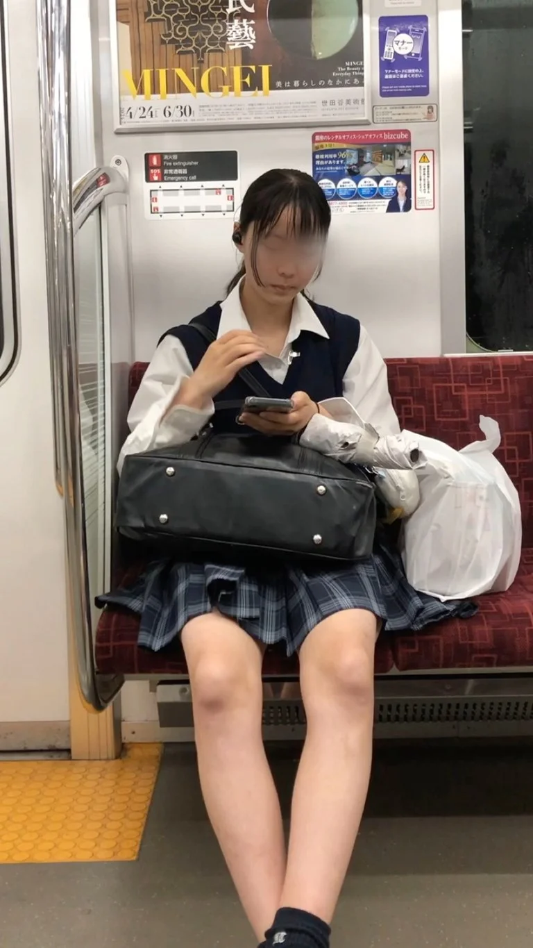 【放課後の眺め109】スタイルの良い清純派ＪＫを電車内で観察！