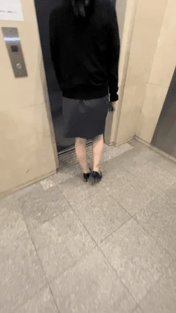 【盗撮_初日】超絶美人な医療事務に一目惚れ【エレベーター】〜緊張で震えた〜