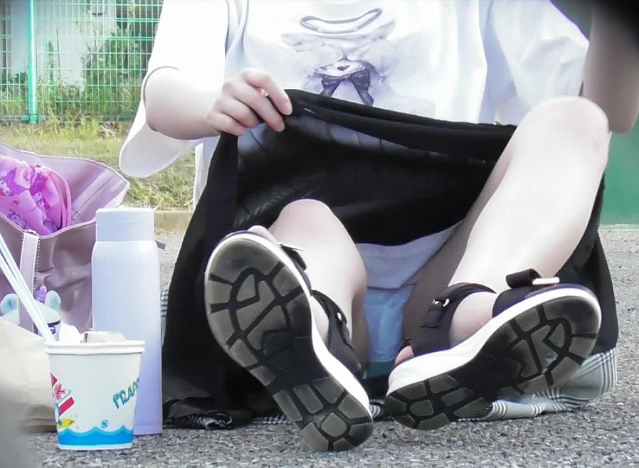 地べたに座って足を開いてしまうパンチラ動画-6