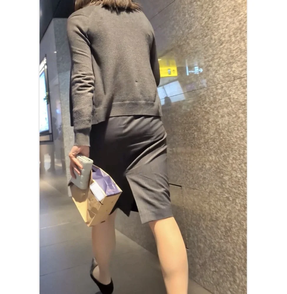 【490】モデルばりのオーラを放つ高身長美女OLさんのお昼休み！