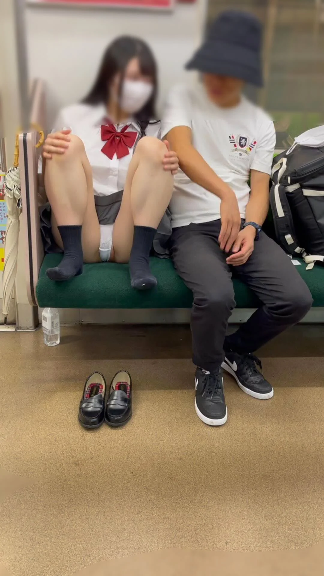 JK盗撮日記209　初登場！！年上の彼氏と電車内で過激にイチャイチャ！？激カワ黒髪清楚系JKを電車内で盗撮【完全主観27分超撮影-1