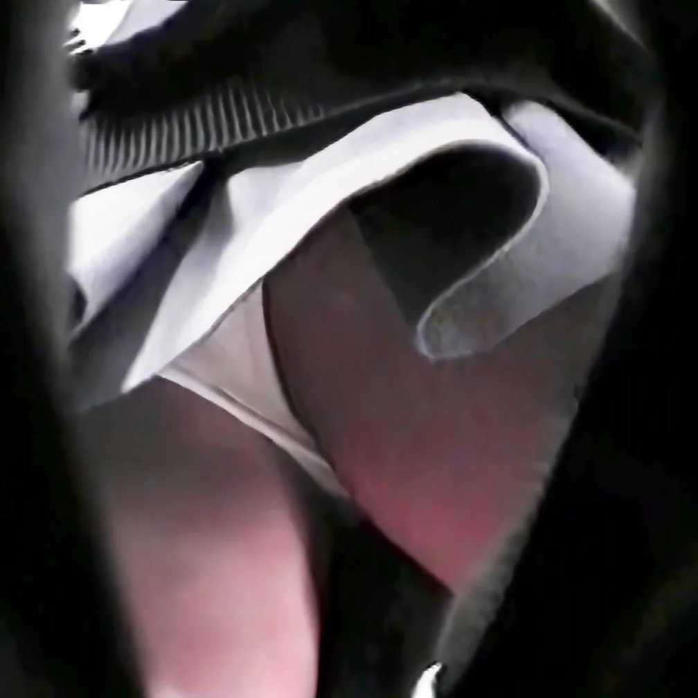 【制服JK】周りにバレないように忍ばせたカメラが背後から迫る瞬間-5