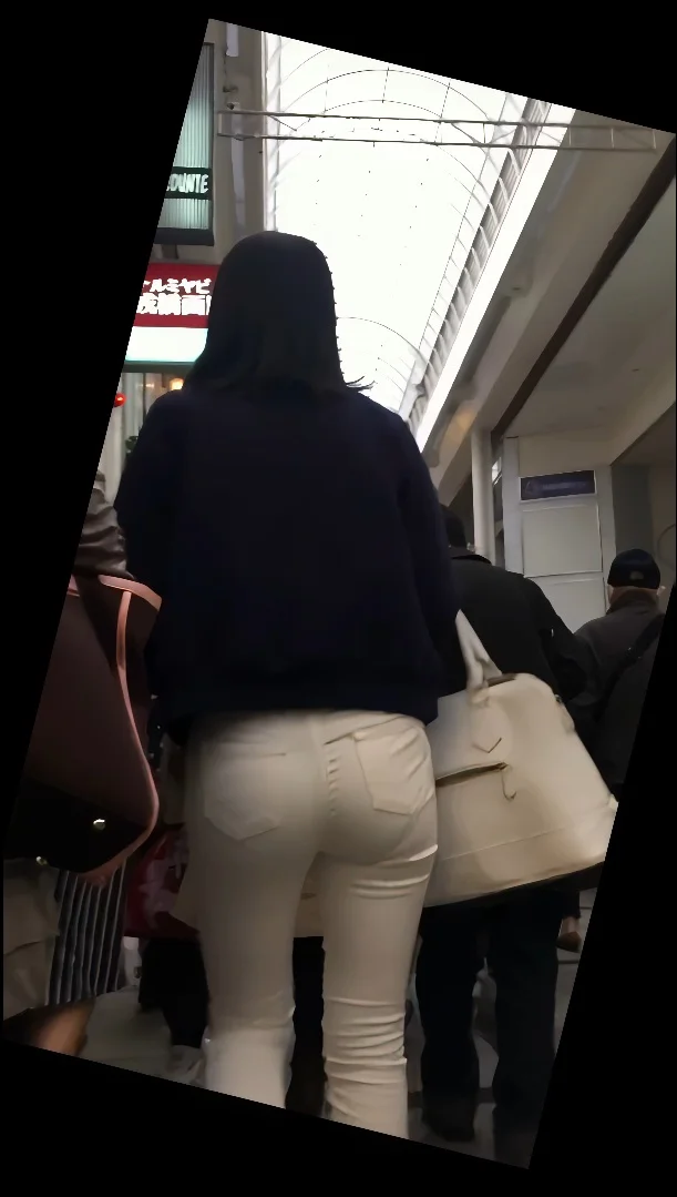 【再販】93白パンにムチムチの下半身をねじ込む明るいお姉さん-1