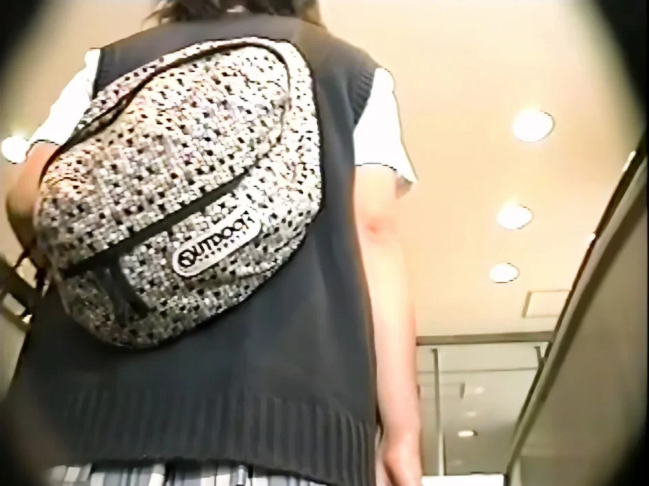 【ローアングル】周りにバレないようにエスカレーターで制服JKの背後に密着-1