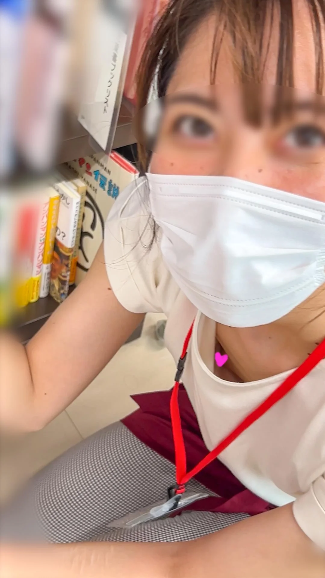 【働く女性の胸ちら ver.4】 〜本屋で働く気品漂う人妻の胸ちら〜-3